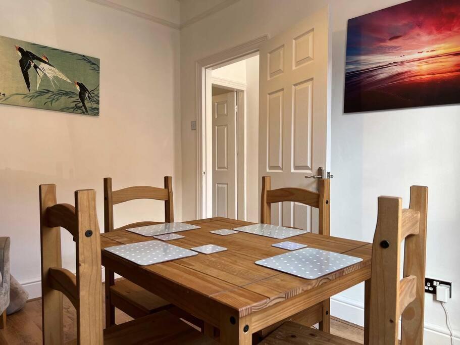 Spacious 2-Bedroom House In Stockton Heath With Free Wifi By Amazing Spaces Relocations Ltd Warrington  Exterior foto