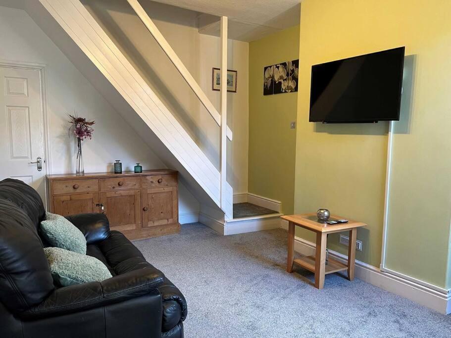 Spacious 2-Bedroom House In Stockton Heath With Free Wifi By Amazing Spaces Relocations Ltd Warrington  Exterior foto
